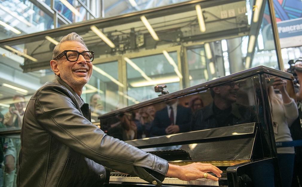 Jeff Goldblum Tickles the Ivories at St Pancras International